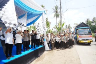 Polri bersama Bulog melaksanakan flag off pendistribusian jagung hasil panen raya serentak di OKU Timur, Sabtu (27/9/2025) | Sumber Foto: Divhum Polri
