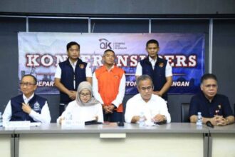Konferensi pers Divhubinter Polri bersama Otoritas Jasa Keuangan (OJK) di Bandara Soekarno-Hatta, Kota Tangerang, Jumat (26/9/2025) | Foto: dok. Polri
