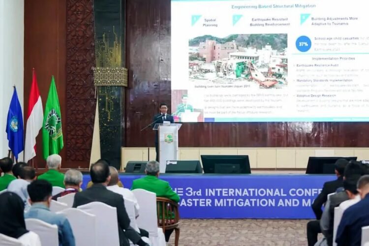 Kepala BNPB Letjen TNI Suharyanto, saat menjadi keynote speaker di Universitas Andalas, Kota Padang, Sumatra Barat, Senin (29/9/2025) | Sumber Foto: BNPB