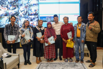 Wali Kota Eri Cahyadi menyerahkan bantuan usaha kepada tujuh pedagang di Balai Kota Surabaya, Kamis (4/9/2025) | Foto: dok. Pemkot Surabaya