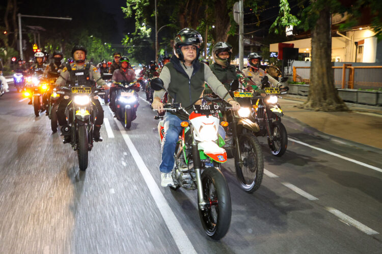 Patroli gabungan dilakukan dengan menyusuri kampung-kampung hingga jalan protokol Surabaya, Sabtu (6/9/2025) malam | Foto: dok. Kominfo Surabaya