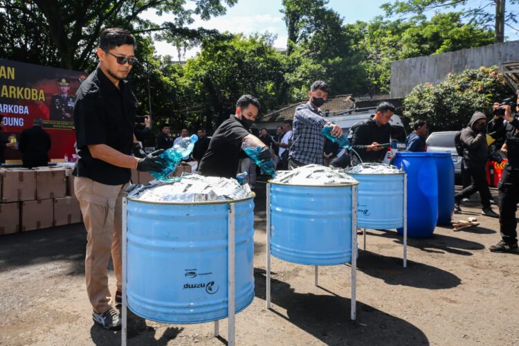 Kegiatan pemusnahan obat keras dan obat-obatan tertentu (OOT) di halaman Polrestabes Bandung, Kota Bandung, Kamis (23/10/2025) | Sumber Foto: Pemkot Bandung