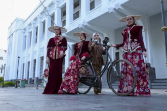 Desain Batik Surabaya saat ditampilkan dalam konferensi pers di Plaza Internatio, Kota Lama, Surabaya, Rabu (1/10/2025) | Sumber Foto: Pemkot Surabaya