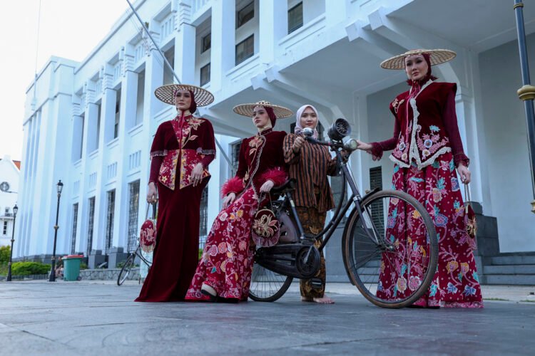 Desain Batik Surabaya saat ditampilkan dalam konferensi pers di Plaza Internatio, Kota Lama, Surabaya, Rabu (1/10/2025) | Sumber Foto: Pemkot Surabaya