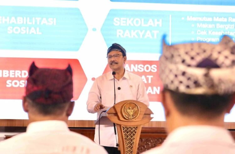 Menteri Sosial Saifullah Yusuf (Gus Ipul) dalam acara Dialog Pilar Sosial di Pendopo Sabha Swagata Blambangan, Banyuwangi, Kamis (2/10/2025) malam | Foto: dok. Hum Kemensos