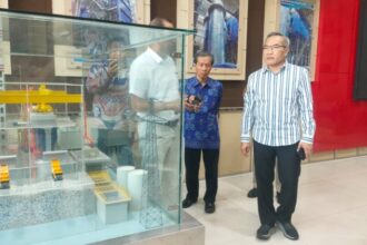 Bupati Bantul, Abdul Halim Muslih, saat berkunjung ke Pembangkit Listrik Tenaga Sampah (PSEL) Benowo, Surabaya, Selasa (7/10/2025) | Foto: Dimas AP/BI