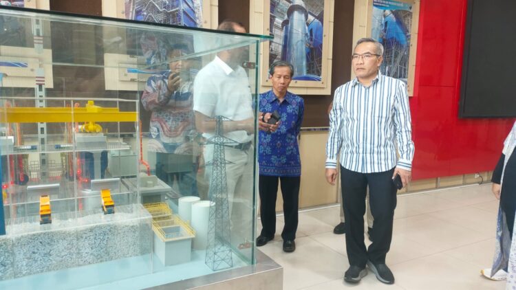 Bupati Bantul, Abdul Halim Muslih, saat berkunjung ke Pembangkit Listrik Tenaga Sampah (PSEL) Benowo, Surabaya, Selasa (7/10/2025) | Foto: Dimas AP/BI