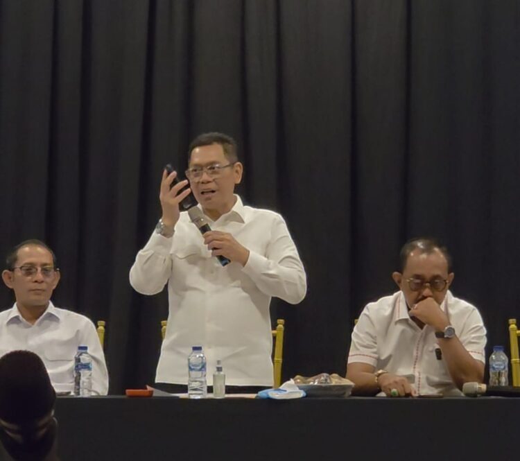 Anggota DPR RI, Adies Kadir, saat hadir dalam forum aspirasi warga yang digelar di Gedung Srijaya, Surabaya, Rabu (15/10/2025) | Foto: Ist/Dj