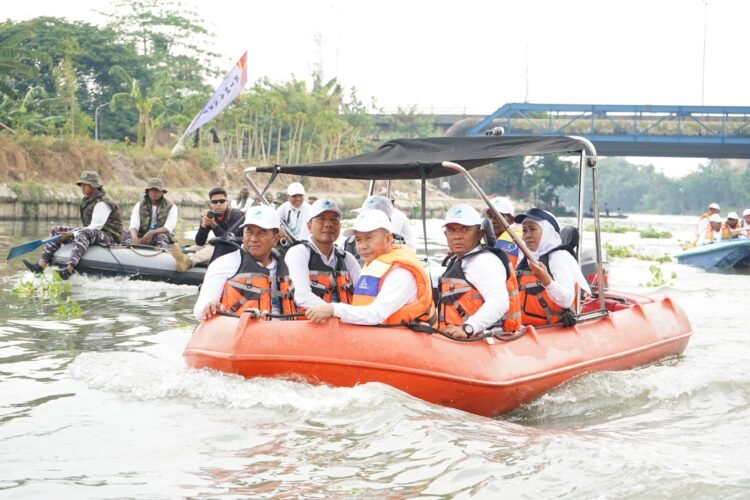 Aksi susur Sungai Brantas di Waru Gunung, Kelurahan Waru Gunung, Kecamatan Karang Pilang, Surabaya, Minggu (19/10/2025) | Sumber Foto: Dispen Koarmada II