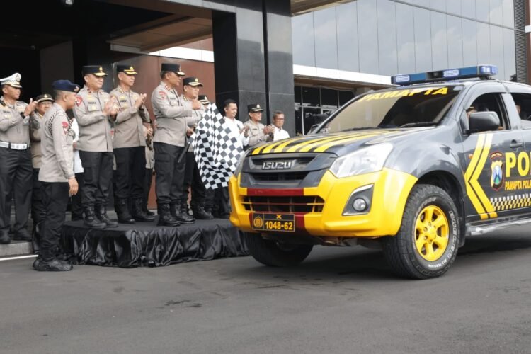 Upacara pelepasan dipimpin oleh Kapolda Jatim Irjen Pol Nanang Avianto, di Lapangan Upacara Mapolda Jatim, Senin (20/10/2025) | Sumber Foto: Hum/Polda Jatim