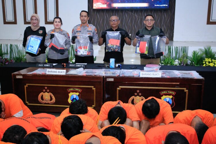 Polisi menunjukan sejumlah barang bukti dalam konferensi pers di Mapolrestabes Surabaya, Rabu (22/10/2025) | Foto: Ariandi K/BI