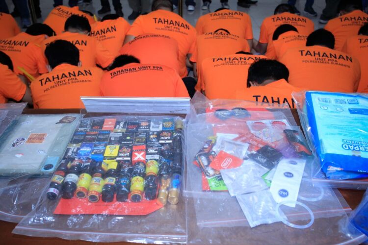 Puluhan tersangka bersama barang bukti yang berhasil diamankan oleh Satreskrim Polrestabes Surabaya | Foto: Ariandi K/BI
