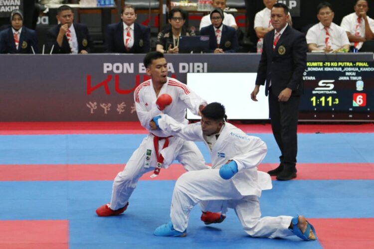 Sudut merah: Atlet karate Jawa Timur, Ignatius Joshua Kandaou, dalam ajang PON Bela Diri 2025 di Kudus, Jawa Tengah, Kamis (23/10/2025) | Foto: Dimas AP/BI