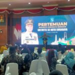 Wali Kota Eri Cahyadi saat menggelar pertemuan bersama para GM hotel di Graha Sawunggaling, Surabaya, Jumat (24/10/2025) | Foto: Dna/BI