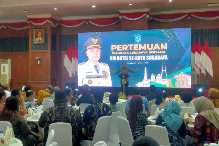 Wali Kota Eri Cahyadi saat menggelar pertemuan bersama para GM hotel di Graha Sawunggaling, Surabaya, Jumat (24/10/2025) | Foto: Dna/BI