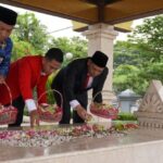 Ziarah ke Makam Pahlawan Nasional WR Soepratman di Kota Surabaya, Jawa Timur, Sabtu (26/10/2025) | Foto: dok. Dispora Jatim