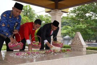 Ziarah ke Makam Pahlawan Nasional WR Soepratman di Kota Surabaya, Jawa Timur, Sabtu (26/10/2025) | Foto: dok. Dispora Jatim