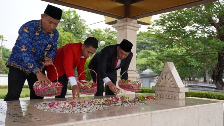 Ziarah ke Makam Pahlawan Nasional WR Soepratman di Kota Surabaya, Jawa Timur, Sabtu (26/10/2025) | Foto: dok. Dispora Jatim