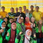 Wakil Ketua Umum DPP Partai Golkar, Adies Kadir, bersama ratusan warga, relawan, dan pengemudi ojek online di halaman kantor DPD Partai Golkar Sidoarjo, Minggu (26/10/2025).