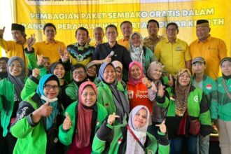 Wakil Ketua Umum DPP Partai Golkar, Adies Kadir, bersama ratusan warga, relawan, dan pengemudi ojek online di halaman kantor DPD Partai Golkar Sidoarjo, Minggu (26/10/2025).