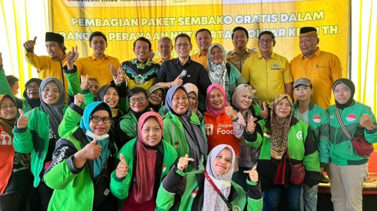 Wakil Ketua Umum DPP Partai Golkar, Adies Kadir, bersama ratusan warga, relawan, dan pengemudi ojek online di halaman kantor DPD Partai Golkar Sidoarjo, Minggu (26/10/2025).