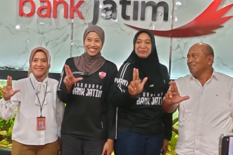 Dua dari kiri: Megawati Hangestri Pertiwi, atlet bola voli putri Indonesia saat ditemui di Kota Surabaya, Jawa Timur, Rabu (1/10/2025) | Foto: Dimas AP/BI