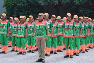Petugas kebersihan Dinas Lingkungan Hidup (DLH) DKI Jakarta | Foto: dok. Pemprov DKI