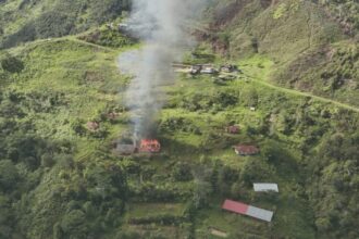 Bangunan SMP Negeri Kiwirok di Pegunungan Bintang yang diduga dibakar oleh Kelompok Kriminal Bersenjata (KKB), Selasa (1/10/2025) | Sumber Foto: Polri