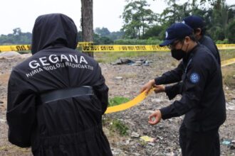 Petugas melakukan penyegelan lokasi yang terdeteksi terpapar radiasi Cs-137 | Sumber Foto: Hum KLH/BPLH