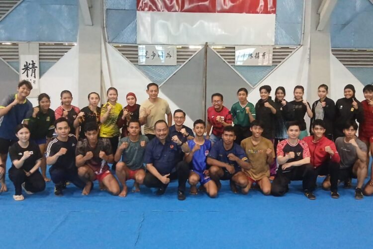 Ketua KONI Jawa Timur, M Nabil, saat meninjau pemusatan latihan tim Wushu Jatim di kawasan Kenjeran, Surabaya, Kamis (9/10/2025) | Foto: Ist/Dimas AP