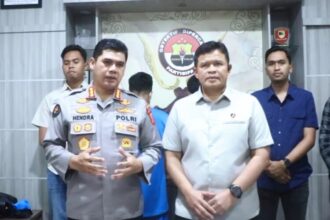 Kabid Humas Polda Jabar, Kombes Pol. Hendra Rochmawan (kiri) saat menyampaikan keterangan pers di Mapolda Jabar, Selasa (14/10/2025) | Sumber Foto: Hum/Polda Jabar