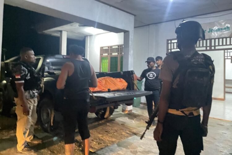 Tim gabungan Satgas Operasi Damai Cartenz bersama personel Polres Yahukimo mengevakuasi korban ke RSUD Dekai | Sumber Foto: Polri