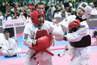 Sudut merah: Atlet Kempo Jawa Timur, Aisyah Amini, pada ajang PON Bela Diri 2025 di Kudus, Senin (20/10/2025) | Foto: Dimas AP/BI
