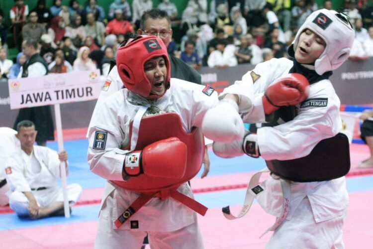 Sudut merah: Atlet Kempo Jawa Timur, Aisyah Amini, pada ajang PON Bela Diri 2025 di Kudus, Senin (20/10/2025) | Foto: Dimas AP/BI
