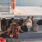 Petugas kepolisian menemukan tujuh WNA asal China dan tiga ABK di kapal tanpa nama tersebut | Sumber Foto: Hum Polri