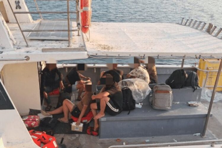 Petugas kepolisian menemukan tujuh WNA asal China dan tiga ABK di kapal tanpa nama tersebut | Sumber Foto: Hum Polri