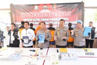 Konferensi pers ungkap kasus tindak pidana korupsi pada proyek revitalisasi kolam Dermaga Utara Terminal Batu Ampar, Batam, yang dihelat di Mapolda Kepri pada Rabu (1/10/2025) | Foto: dok. Hum Polda Kepri