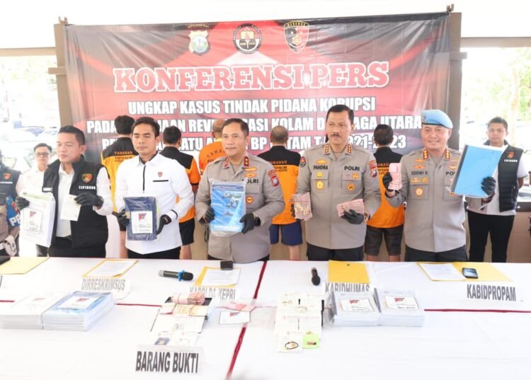 Konferensi pers ungkap kasus tindak pidana korupsi pada proyek revitalisasi kolam Dermaga Utara Terminal Batu Ampar, Batam, yang dihelat di Mapolda Kepri pada Rabu (1/10/2025) | Foto: dok. Hum Polda Kepri