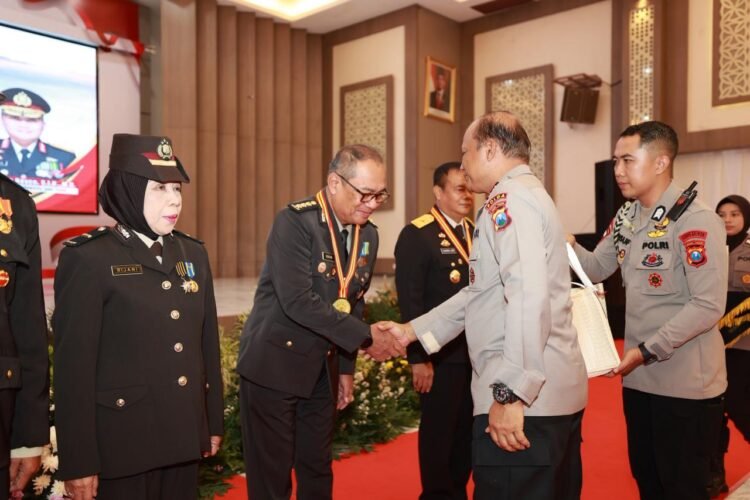Wisuda Purnabakti Pegawai Negeri pada Polri (PNPP) Polda Jawa Timur, di Gedung Mahameru Mapolda Jatim, Surabaya, Selasa (21/10/2025) | Foto: Hum-Polda Jatim