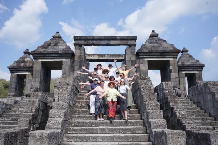 Peserta famtrip 2025 berkunjung ke Candi Borobudur melalui tur “Borobudur Trail of Civilization” | Sumber Foto: dok. Kemenpar