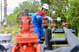 Ilustrasi: Pegawai Pertamina melakukan pemeliharaan pipa | Sumber Foto: dok. Pr-Pertamina