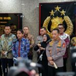 Menteri Kehutanan Raja Juli Antoni dalam konferensi pers di Mabes Polri, Jakarta Selatan, Jumat (24/10/2025) | Foto: Kemenhut