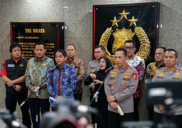 Menteri Kehutanan Raja Juli Antoni dalam konferensi pers di Mabes Polri, Jakarta Selatan, Jumat (24/10/2025) | Foto: Kemenhut