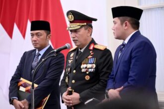 Dari kiri: Mensesneg Prasetyo Hadi, Kapolri Jenderal Listyo Sigit Prabowo dan Sekretaris Kabinet Teddy Indra Wijaya, saat menyampaikan keterangan pers di Istana Merdeka, Jakarta, Jumat (07/11/2025) | Sumber Foto: Biro Pers Setpres