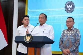 Dari kiri: Seskab Teddy Indra Wijaya, Mensesneg Prasetyo Hadi, dan Wakil Ketua DPR RI Sufmi Dasco Ahmad, saat memberikan keterangan pers bersama di Istana Kepresidenan Jakarta, Selasa (25/11/2025) | Sumber Foto: Hum/Kemensesneg