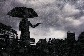 Ilustrasi: Siluet pemandangan kota di saat hujan | Sumber Foto: Pikwizard