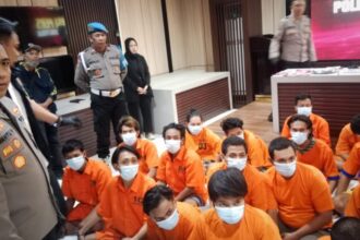 Konferensi pers ungkap kasus hasil pelaksanaan Operasi Sikat Semeru 2025 yang digelar di Mapolres Pelabuhan Tanjung Perak, Surabaya Selasa (4/11/2025) | Foto: Ariandi K/BI