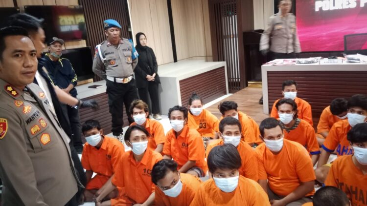 Konferensi pers ungkap kasus hasil pelaksanaan Operasi Sikat Semeru 2025 yang digelar di Mapolres Pelabuhan Tanjung Perak, Surabaya Selasa (4/11/2025) | Foto: Ariandi K/BI