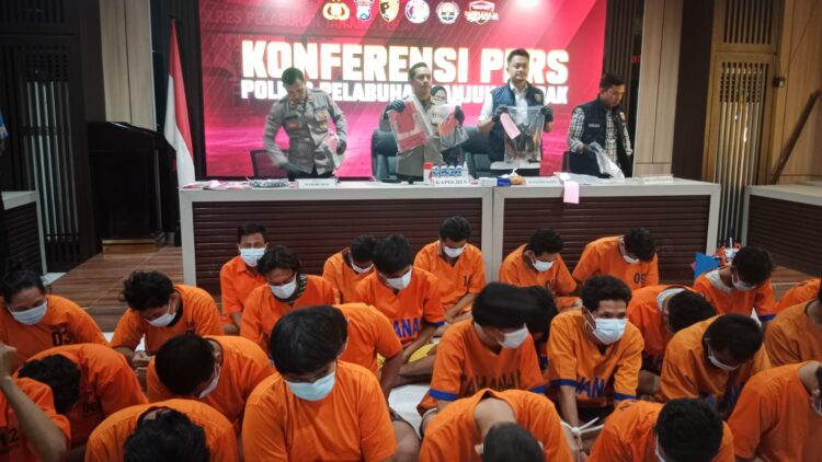 Konferensi pers ungkap kasus hasil pelaksanaan Operasi Sikat Semeru 2025 yang digelar di Mapolres Pelabuhan Tanjung Perak, Surabaya Selasa (4/11/2025) | Foto: Ariandi K/BI