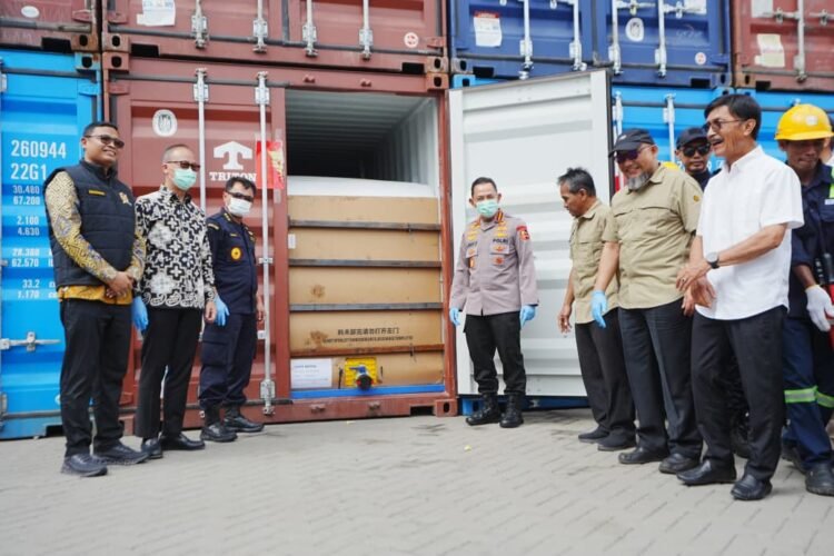 Konferensi pers dugaan pelanggaran ekspor CPO di Jalan Terminal Kalibaru Raya, Cilincing, Jakarta Utara, Kamis (6/11/2025) | Sumber Foto: Divhum Polri